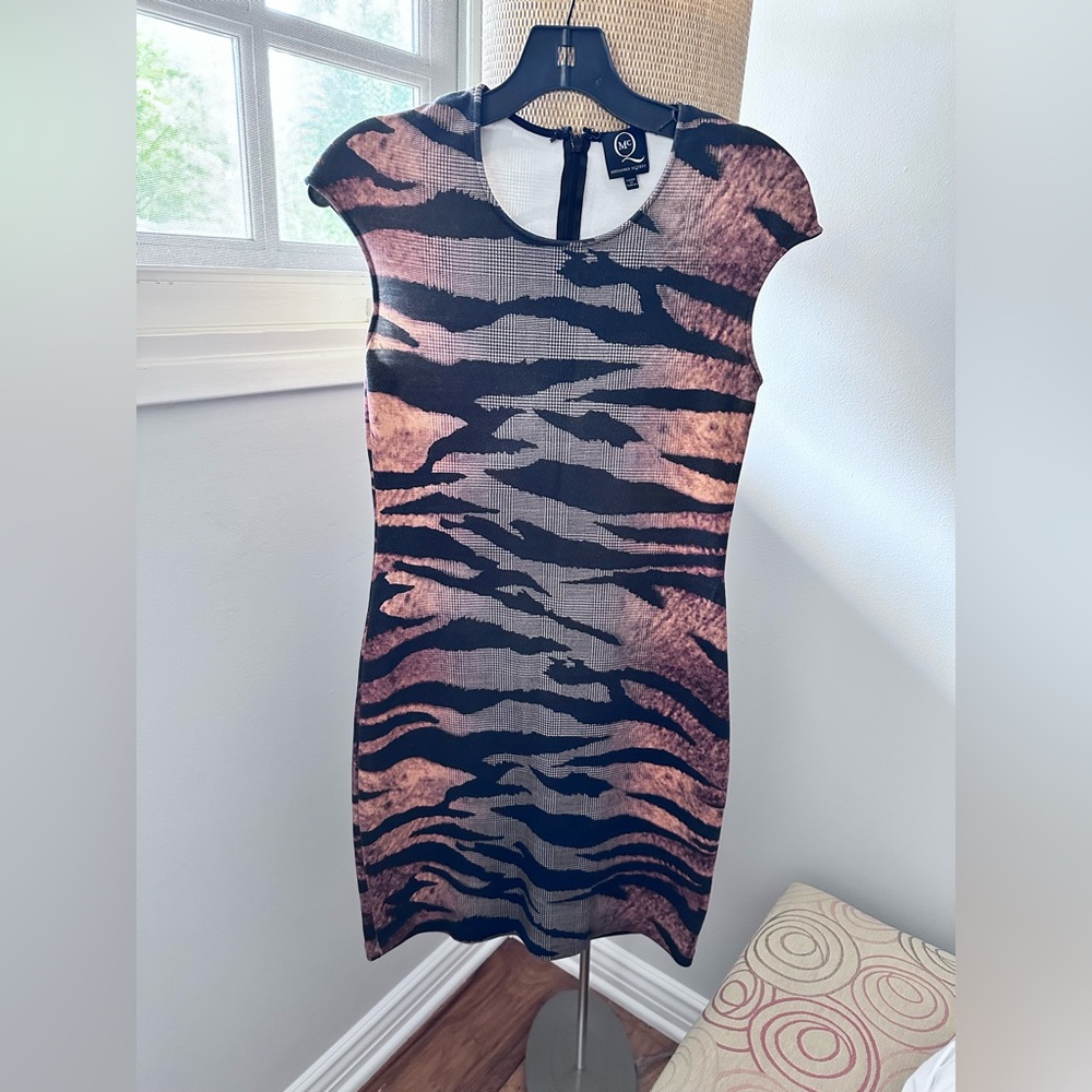 MCQ ALEXANDER MCQUEEN
Animal Print Dress Sz M
Concealed Zip Closure at Back